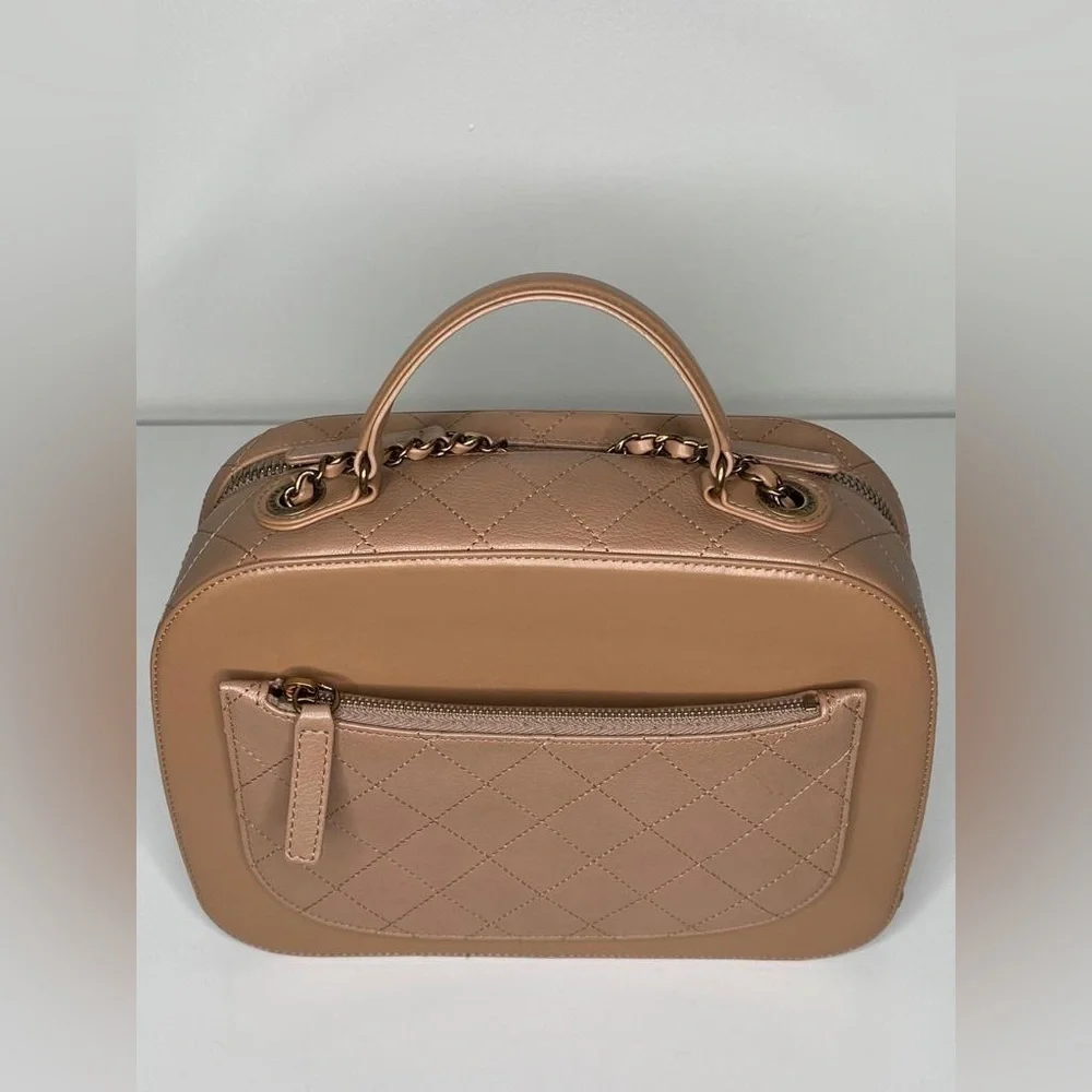Chanel Coco Curve Vanity – Beige Shiny Calfskin & Goatskin, Antique Gold-Tone Ch